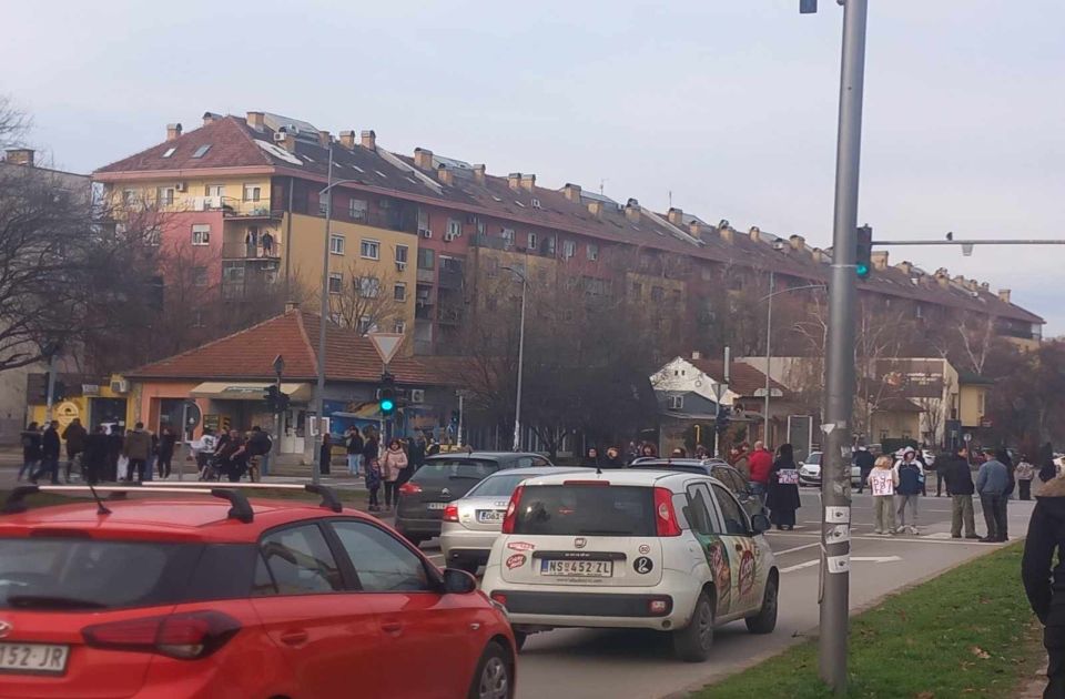 FOTO: Maturanti škole "Bogdan Šuput" sa 15 minuta tišine odali počast žrtvama nesreće na Železničkoj