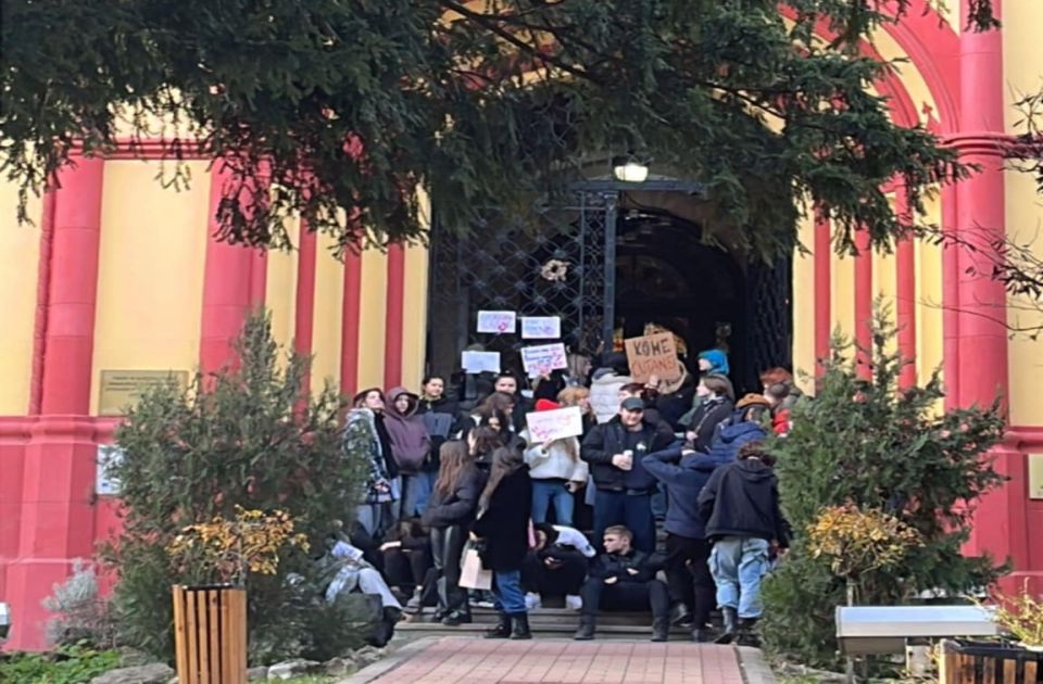 FOTO Đaci Karlovačke gimnazije u mirnom protestu: Solidarno sa studentima i učenicima u blokadama