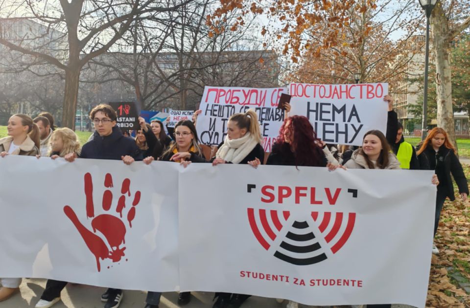 VIDEO: Studenti fakulteta "Dr Lazar Vrkatić" protestnom šetnjom podržali kolege u blokadama