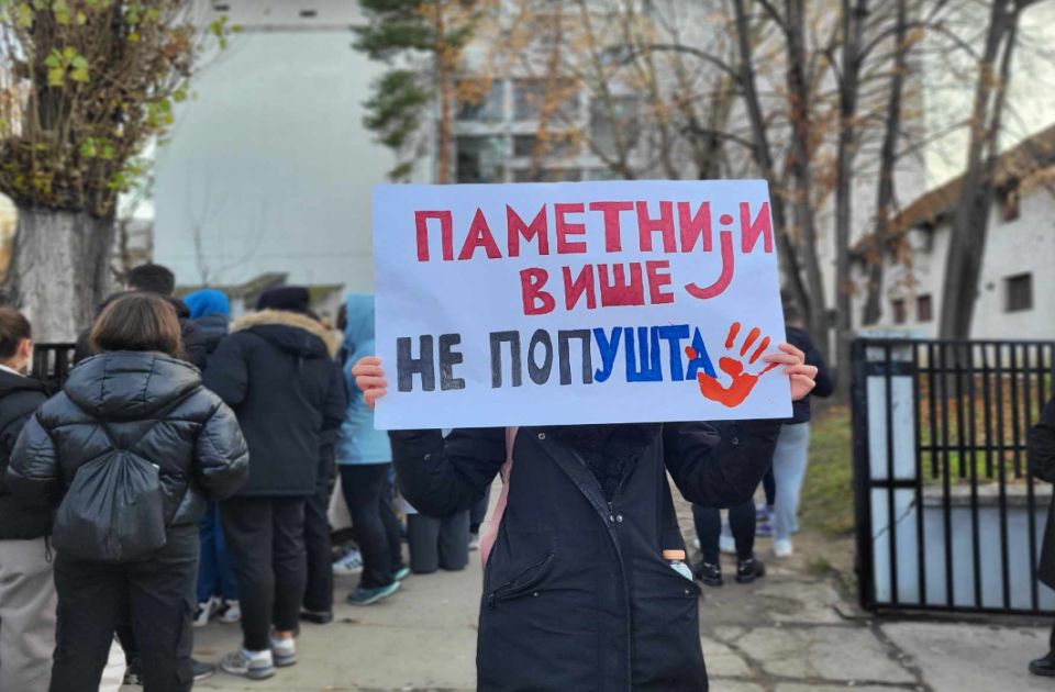 FOTO Raste broj novosadskih škola u blokadi: Pridružili se mali medicinari, gimnazijalci...