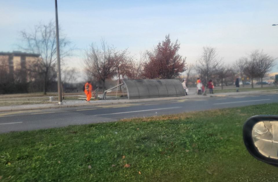 FOTO Palo autobusko stajalište na Bulevaru Evrope: Ekspresno uklonjeni ostaci