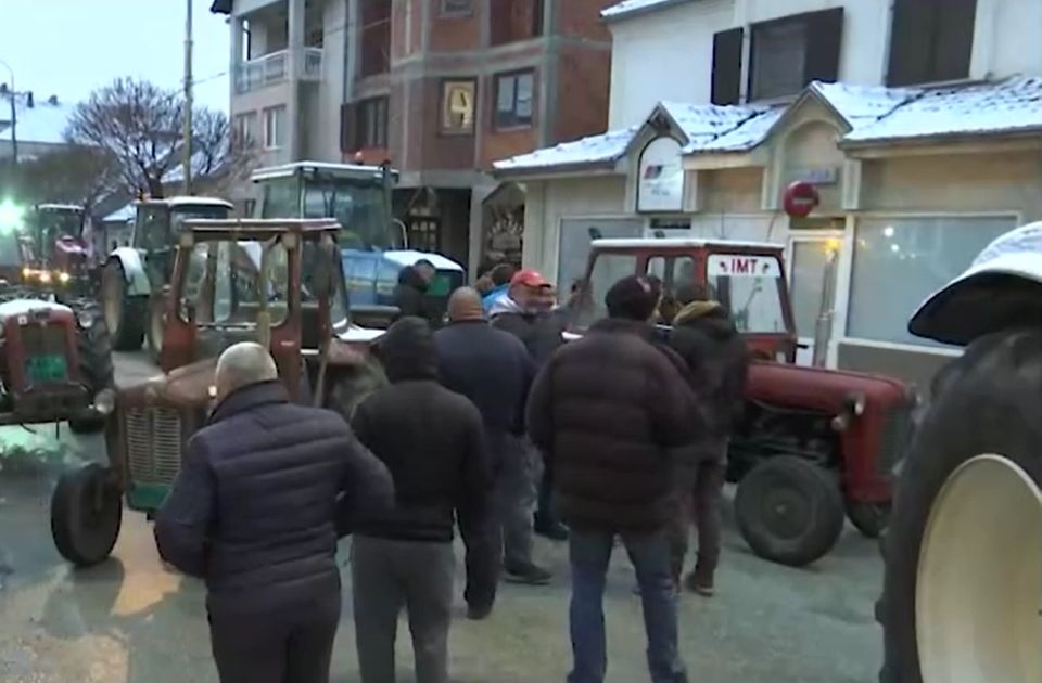 VIDEO: Poljoprivrednici u Rači protestuju u zgradi opštine - ostaju u njoj dok im ne ispune zahteve