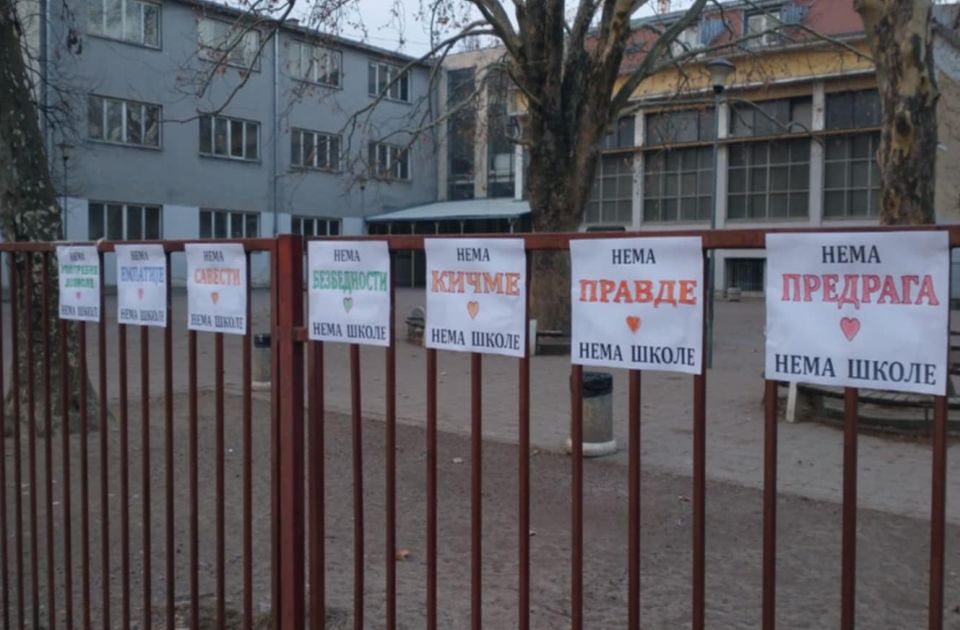 FOTO Poruke na ulazima novosadskih škola: "Nema kičme - nema škole", "Nema savesti - nema škole"...