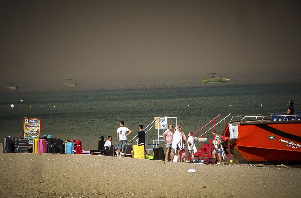 Srpski turisti evakuisani iz južnog dela Rodosa zbog požara, deo njih se vraća u Srbiju