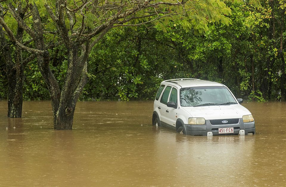 VIDEO Velike poplave u Australiji: Ljudi na krovovima čekaju pomoć, krokodil pliva ulicom