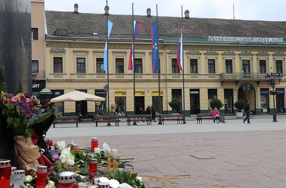 FOTO: Novosađani pale sveće i ostavljaju cveće na Trgu slobode 