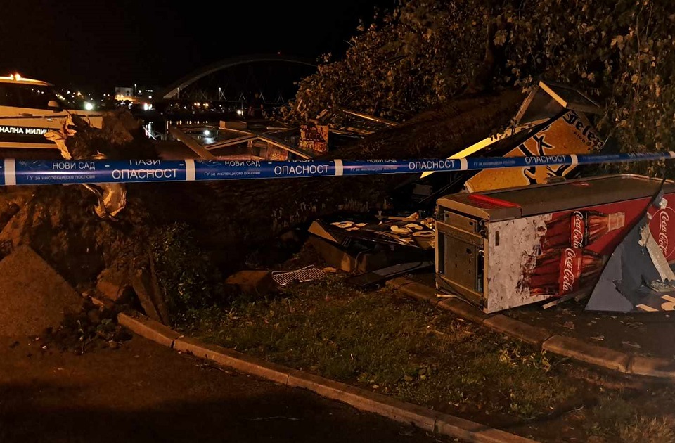 FOTO, VIDEO: Na trafiku na keju se obrušilo drvo, vatrogasci izvlačili radnicu