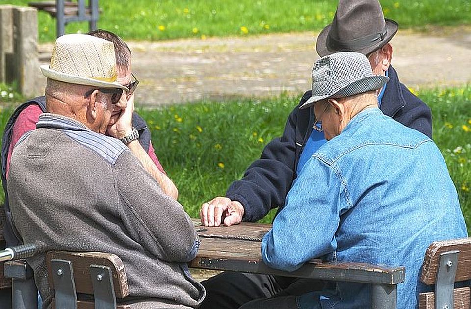 Penzioneri, oprez: Poruke na društvenim mrežama sa lažnog naloga "PIO Fond" traže novac