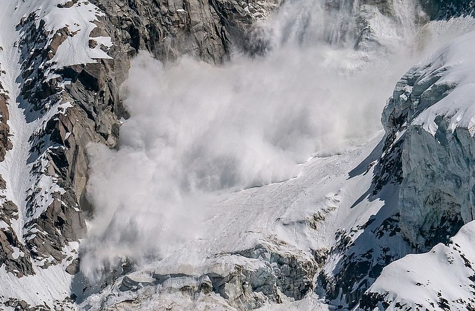 Lavina zatrpala tri heli-skijaša na Aljasci