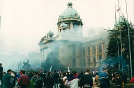 Na današnji dan: Petooktobarska revolucija u Srbiji, umro Stiv Džobs, emitovani prvi Pajtonovci