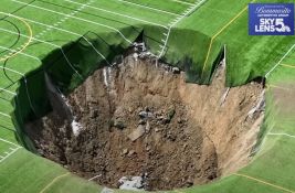 VIDEO: Ogromna rupa progutala fudbalsko igralište u SAD-u