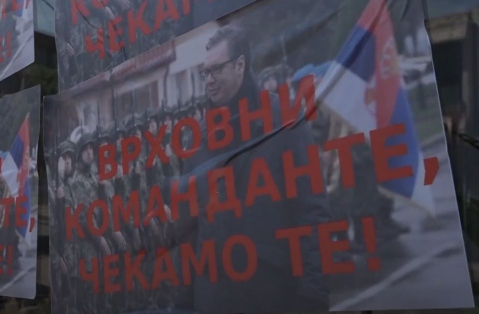 VIDEO: Na Kosovu plakati sa likom Vučića i natpisom "Vrhovni komandante, čekamo te"