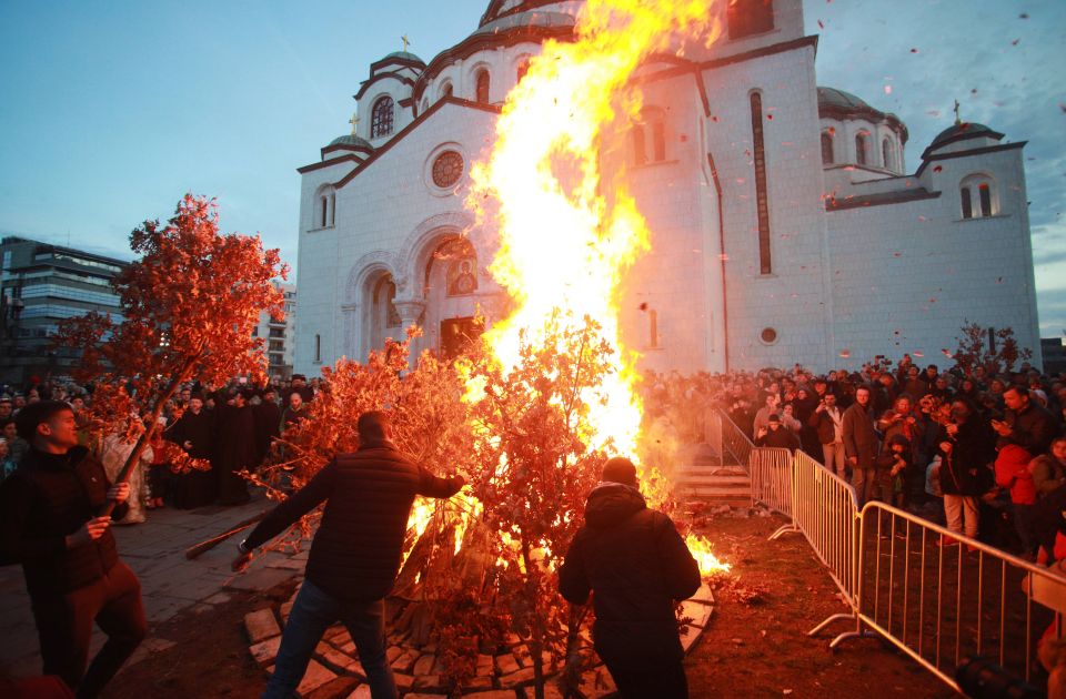 Zapaljen badnjak ispred Hrama Svetog Save u Beogradu, građani pozvani na liturgiju