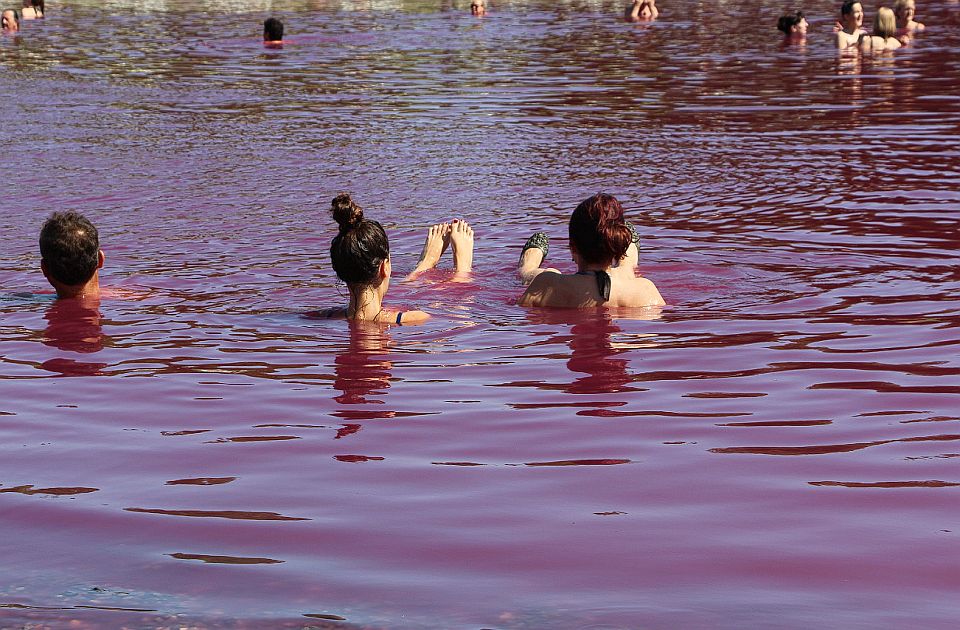 FOTO, VIDEO: Zašto je jezero u vojvođanskom selu roze boje?