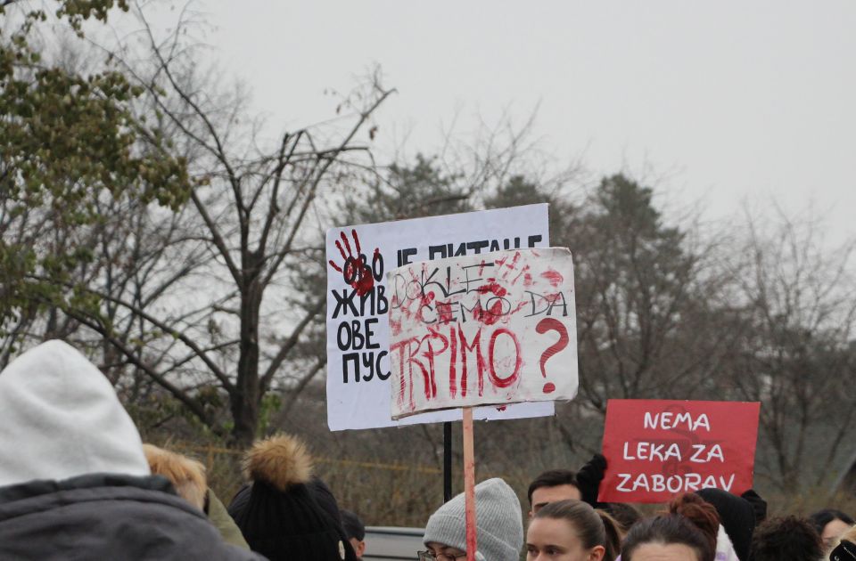 Protesti ispred zdravstvenih ustanova zbog Vučićevog poteza: 