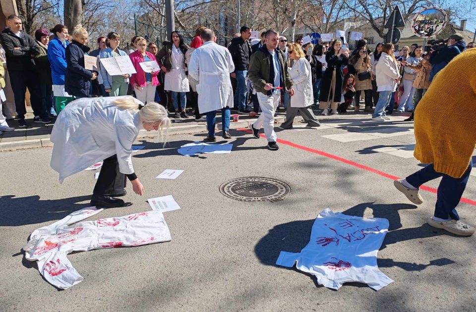 FOTO, VIDEO Doktori i mladi medicinari protestovali u Novom Sadu: "Crvena linija je pređena"