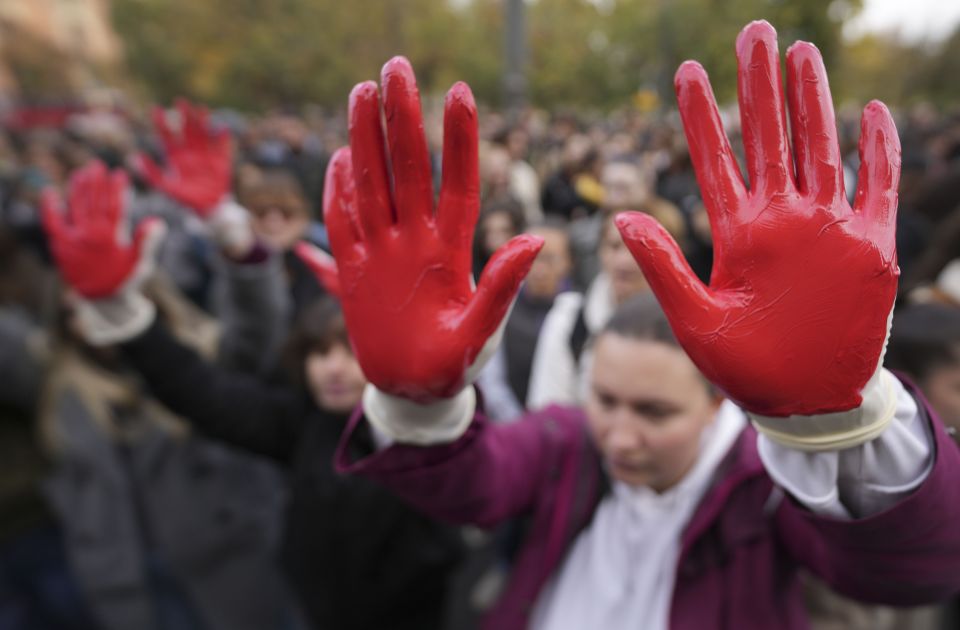 FOTO, VIDEO Kordoni policije, "krvave ruke" i povici "Ubice": Najavljen i protest u Novom Sadu