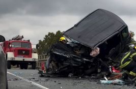 VIDEO: Jedna osoba poginula u teškoj nesreći kod Bačkog Petrovca, troje dece među povređenima