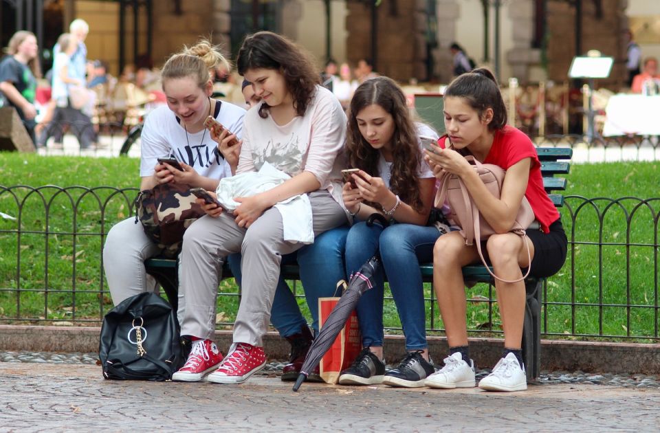 Naučnici pronašli alternativu zabrani mobilnih telefona: Jedna stvar pomaže učenicima