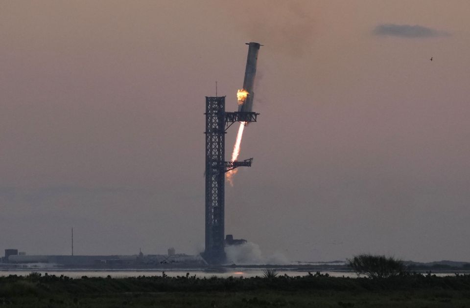 VIDEO: SpaceX lansirao najmoćniju letelicu, "metalne ruke" dočekale nazad njenu raketu