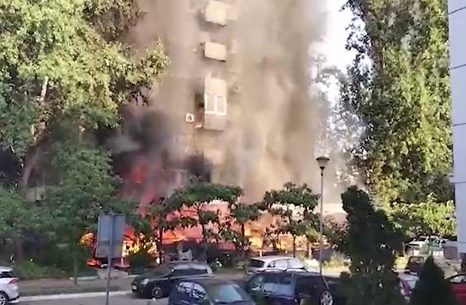FOTO, VIDEO: Bez povređenih u požaru u kafiću na Novom Beogradu, oštećeni svi stanovi u istoj zgradi