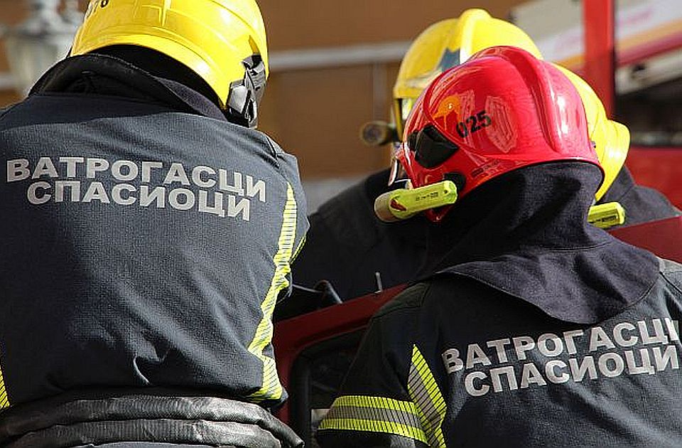 VIDEO: Požar u Dobanovcima, gori magacin