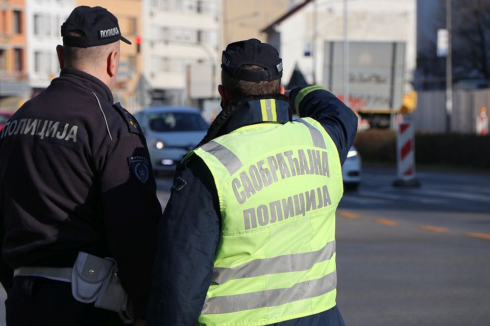 Drogiran motociklista kod Sremske Mitrovice bez dozvole vozio skoro 200 na sat 
