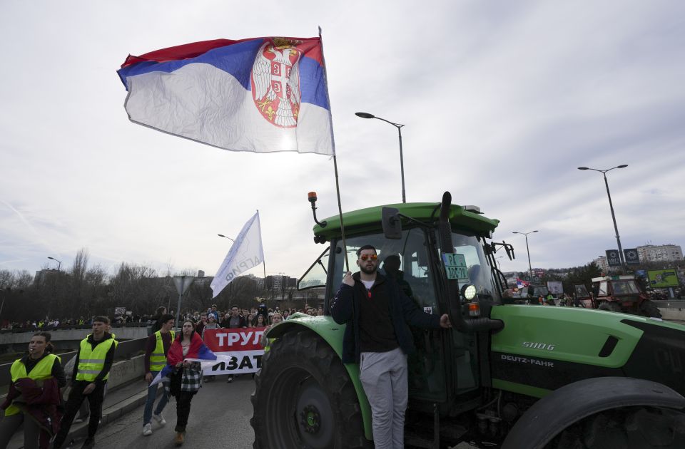 Gardijan o blokadi Autokomande: Traktori na blokadama - podsećaju na rušenje Miloševića