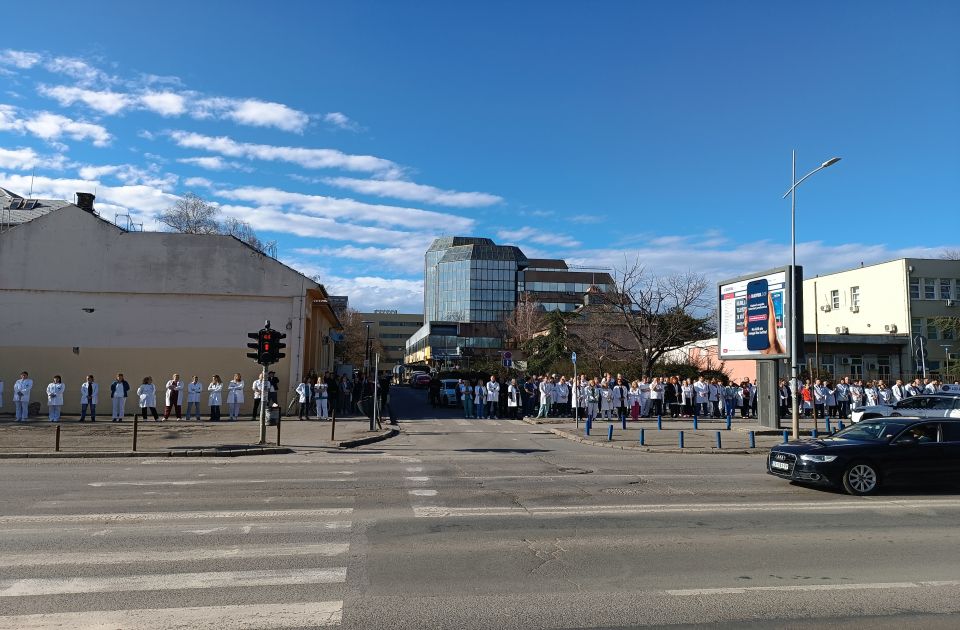 FOTO, VIDEO: Zaposleni u KCV i danas zastali na 15 minuta za stradale u padu nadstrešnice