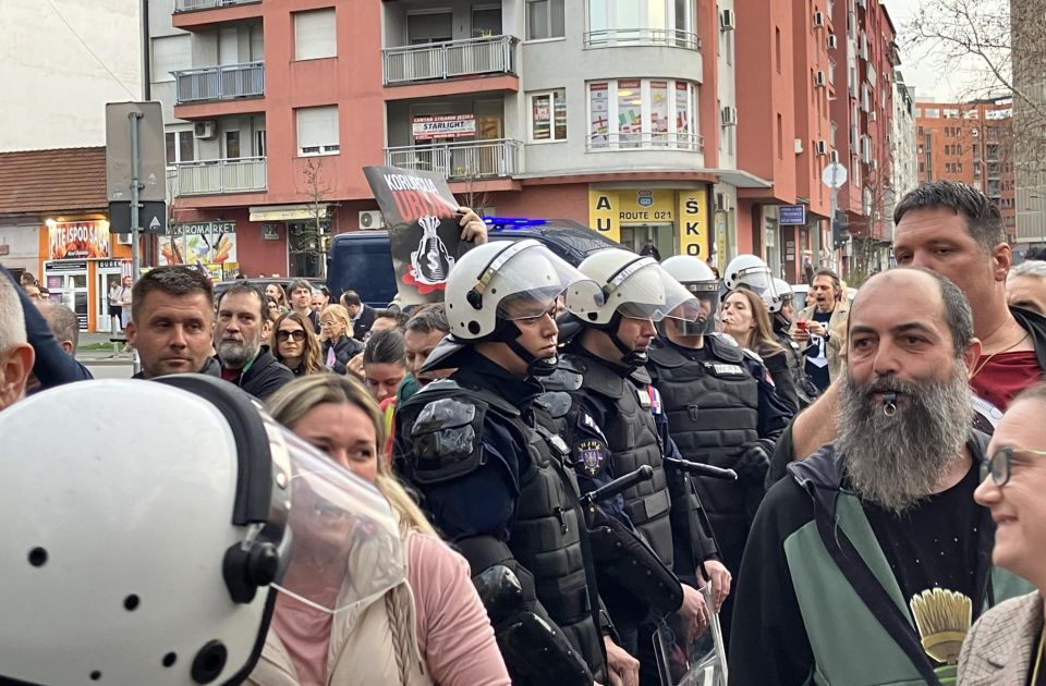 FOTO, VIDEO: Dve grupe roditelja ispred OŠ 