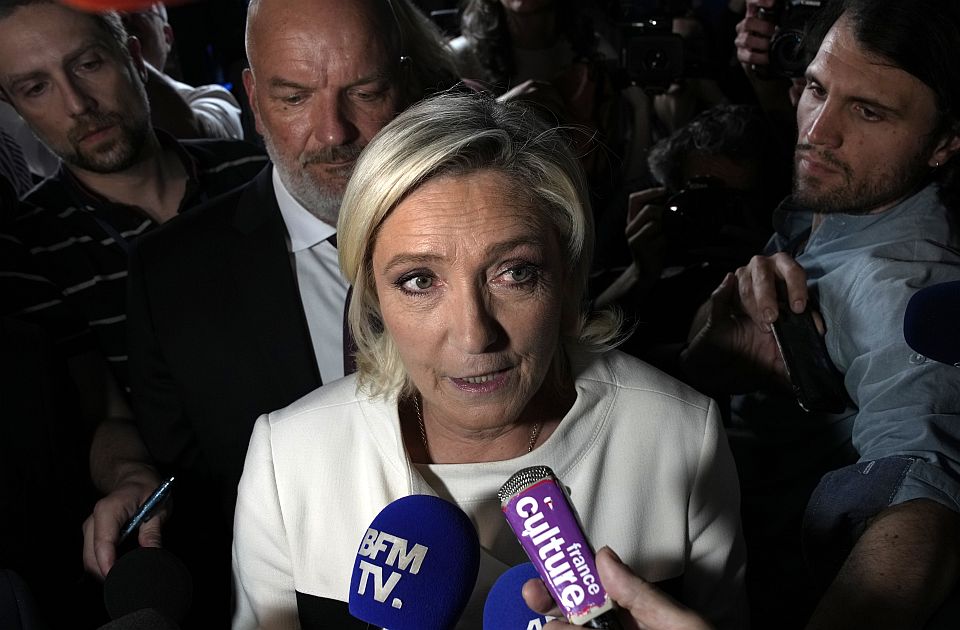 Le Pen se pridružuje Orbanovoj grupi "Patriote za Evropu" u Evropskom parlamentu 