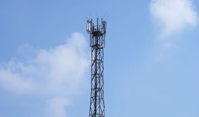 Britanci palili stubove mobilne telefonije i zlostavljali radnike zbog navodne povezanosti 5G mreže i virusa korona