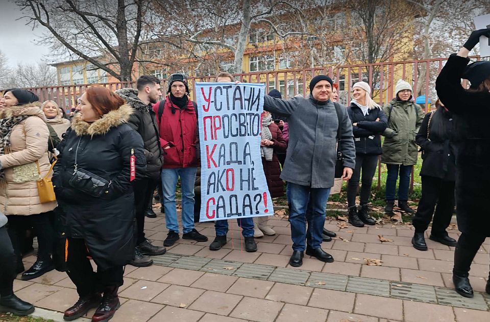 VIDEO Nastavnica na skupu podrške kod ŠOSO "Milan Petrović": Hvala vam omladino, duboki naklon