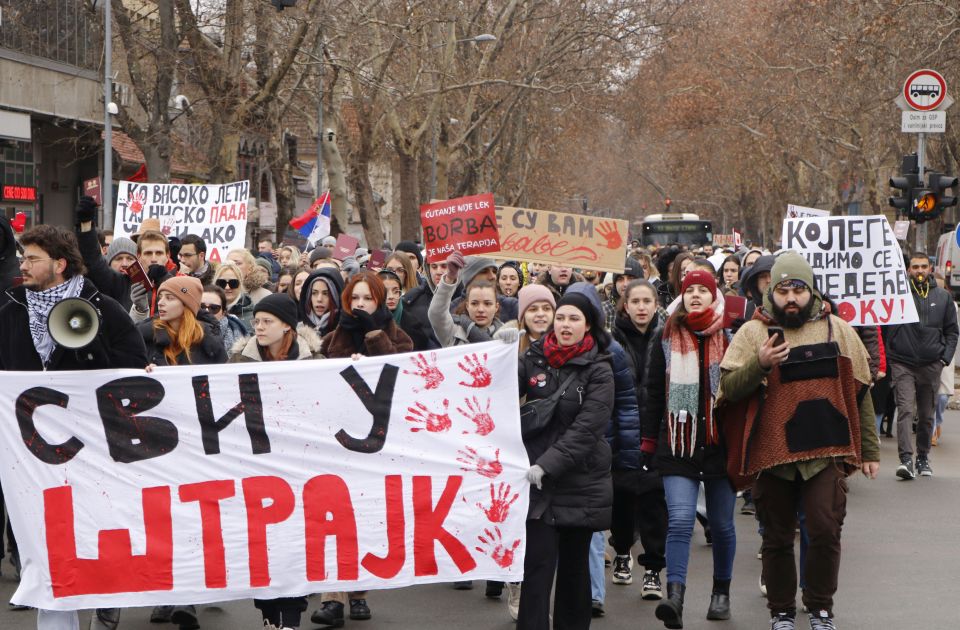 Na protestima se čuju pozivi na generalni štrajk: Šta to tačno znači?