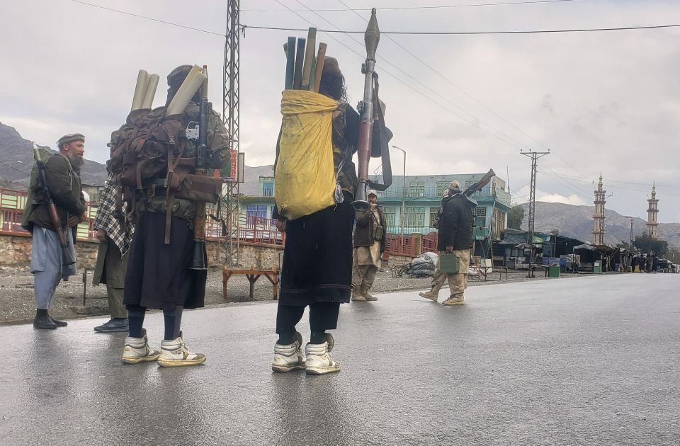 Bombaši-samoubice probili zid vojnog objekta u Pakistanu