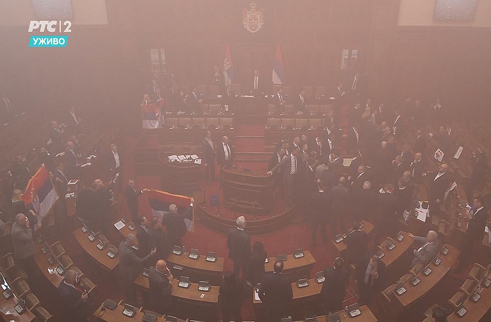 VIDEO Haos u Skupštini Srbije: Tuča, jaja, dimne zavese