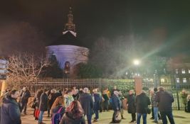 FOTO Roditelji ispred Jovine gimnazije: Žele da održe sastanak u školi, đaci im ne daju 