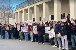 UŽIVO VIDEO: Studenti ispred Skupštine Vojvodine prave buku, žandarmerija zauzela poziciju