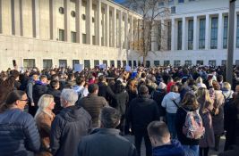 UŽIVO VIDEO: Studenti čekaju poslanike i pevaju 