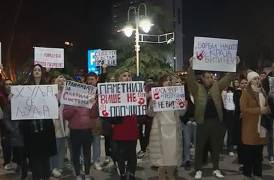 Niški studenti protestuju ispred Skupštine grada: Buka i poziv - "izađite napolje"