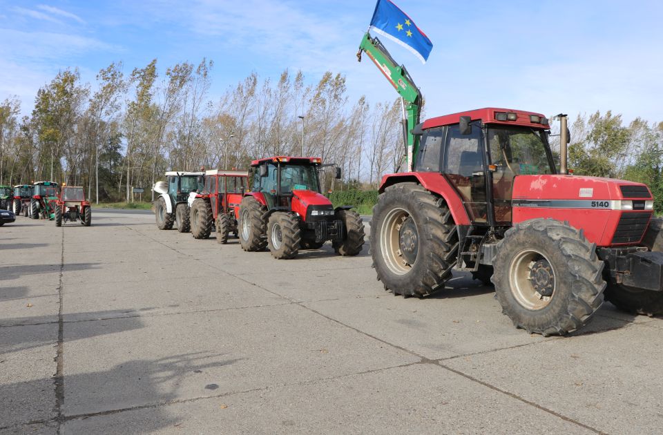 Poljoprivrednici na blokadama sa istim zahtevima: Traže smenu premijera i resornog ministra