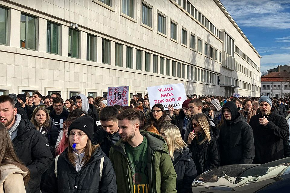 UŽIVO VIDEO: Studenti čekaju poslanike i pevaju "Izađi Majo", budžet usvojen bez rasprave