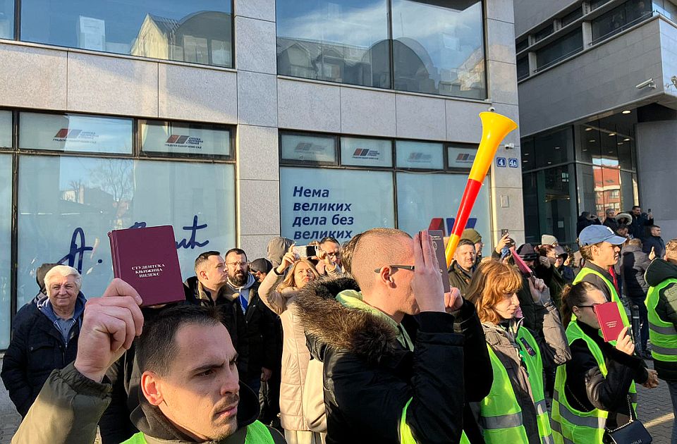 VIDEO Indeks jači od partijske knjižice: Studenti ispred SNS-a, članovi čuvaju prostorije stranke