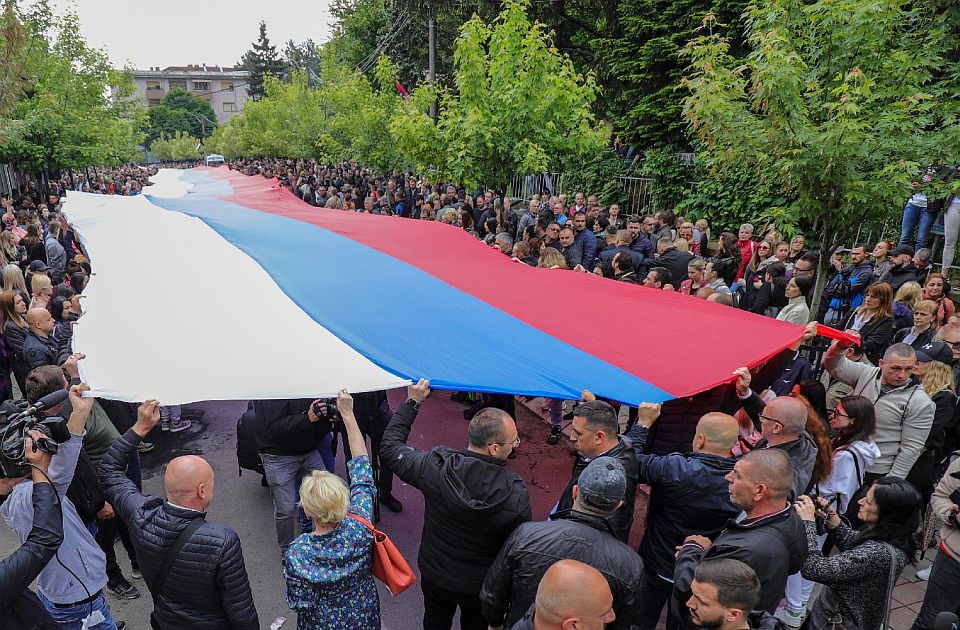 VIDEO: Srbi u Zvečanu razvili srpsku zastavu dugu 250 metara