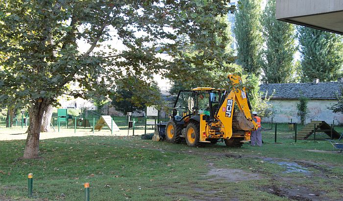 FOTO: Uređuje se Park prisajedinjenja između dva muzeja