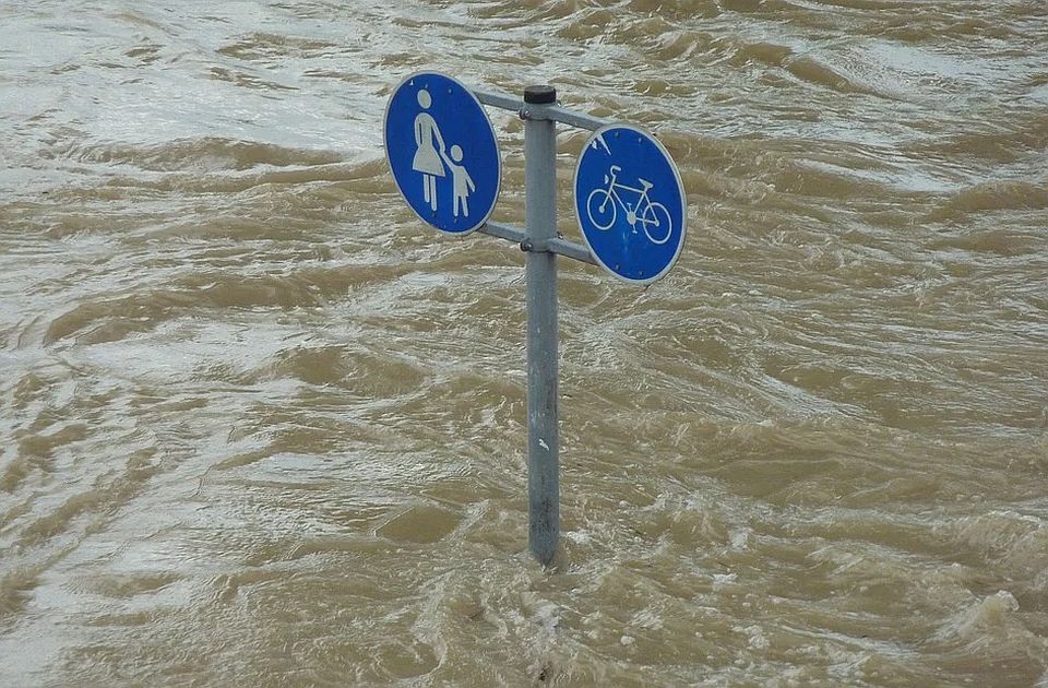 FOTO: Bujica u Poljskoj nosila vozilo sa roditeljima i decom - spasili ih vatrogasci