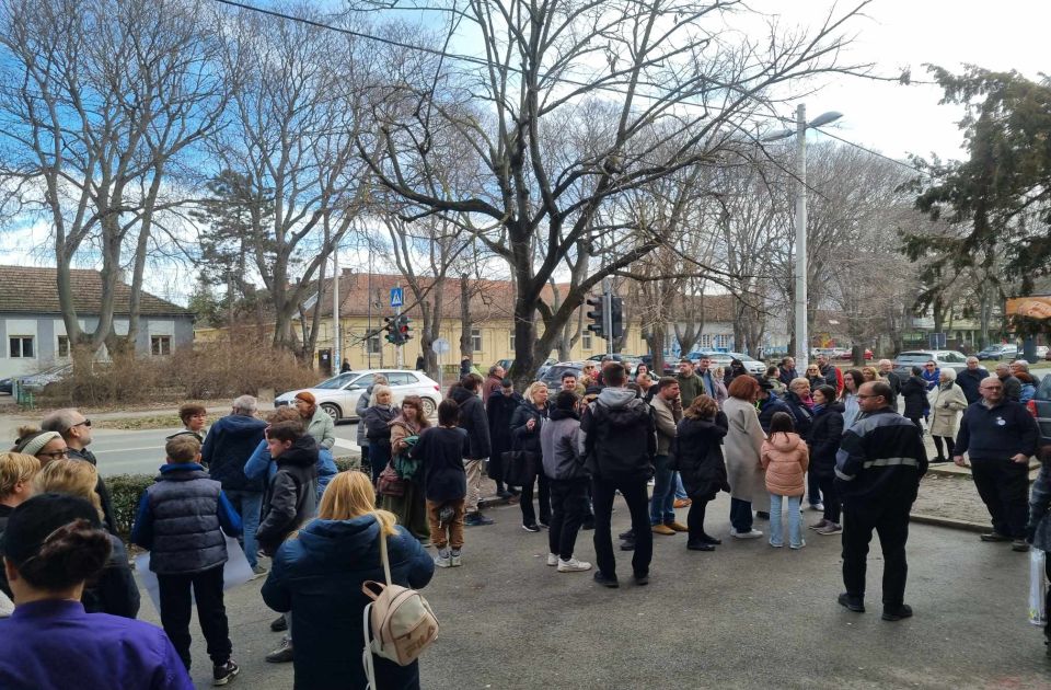 VIDEO Skup ispred OŠ "Jovan Dučić": "Prosvetni radnici su obrazovali mlade koji su danas studenti"