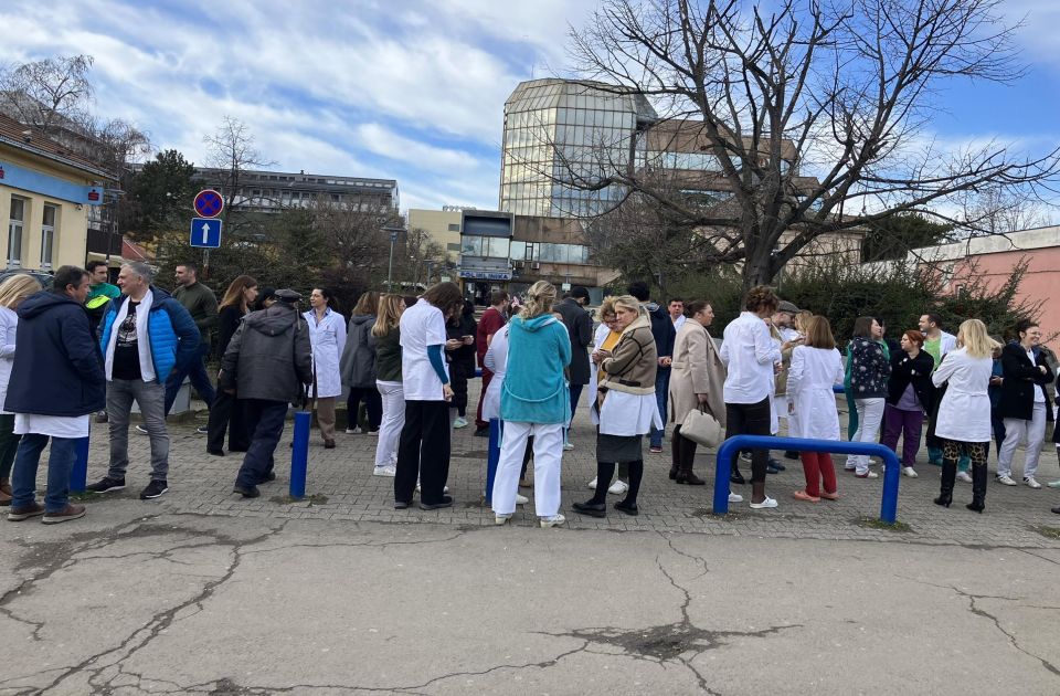 VIDEO: Zaposleni KCV se odazvali pozivu studenata: 15 minuta tišine za žrtve na Železničkoj stanici