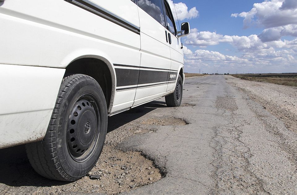 "Kao da je bilo bombardovanje": Meštanin sela kod Zaječara sam popunjava rupe na putevima