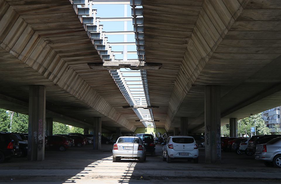 Za sada bez uređenja parkinga ispod Mosta slobode